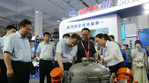 中原農(nóng)谷第二屆振動(dòng)機(jī)械產(chǎn)業(yè)博覽會(huì)盛大開(kāi)幕，新鄉(xiāng)市長(zhǎng)魏建平親臨高服展區(qū)指導(dǎo)工作